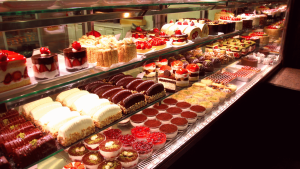 How to Build an Attractive Café Cake Display That Increases Sales